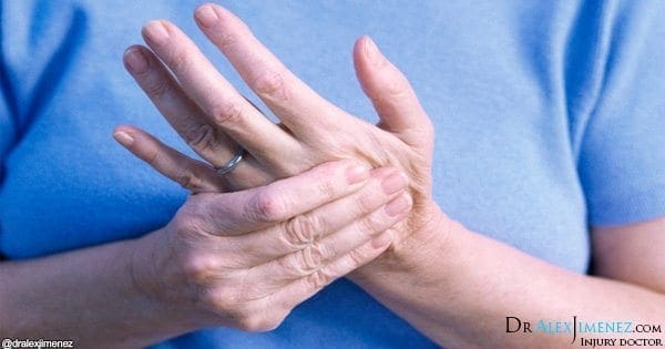 foto del blog di una donna che le tiene la mano dolorante