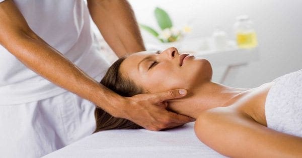 foto de blog de una mujer recibiendo un masaje profesional