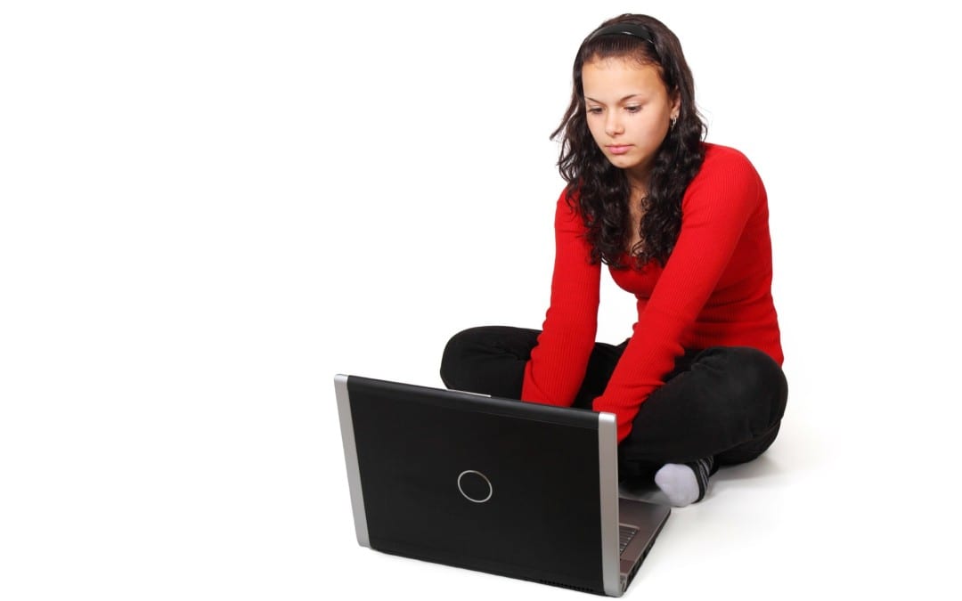 foto del blog di una giovane donna seduta sul pavimento che lavora al portatile