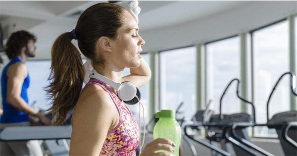 foto del blog di una signora in palestra sul tapis roulant