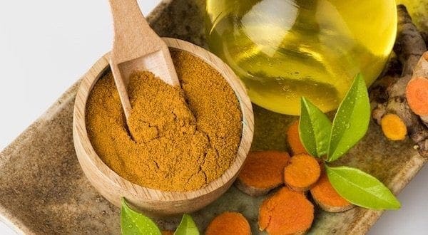 I sensi di 6 L'olio essenziale della curcuma supporta un corpo sano