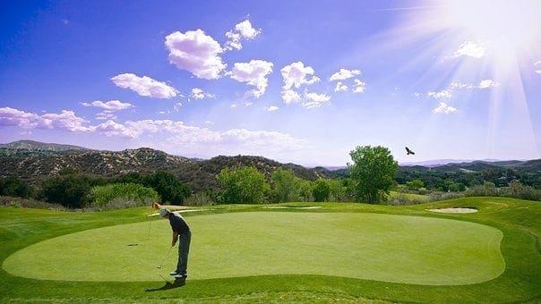 foto del blog di un uomo che gioca a golf