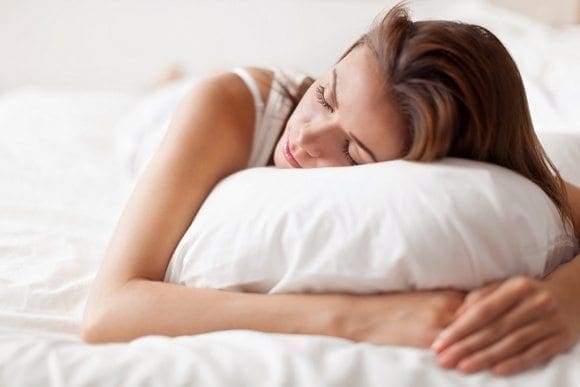 donna in posizione di sonno per il mal di schiena