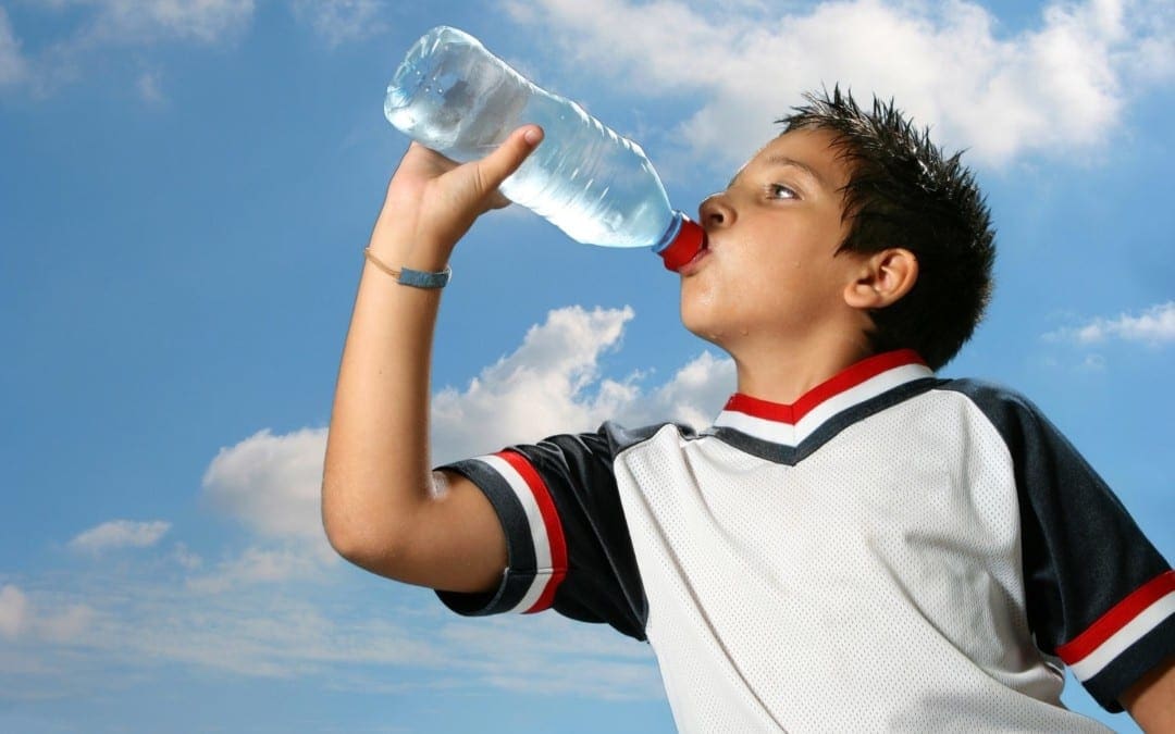 מים מתגברים על משקאות ספורט לספורטאים צעירים - כירופרקט אל פאסו
