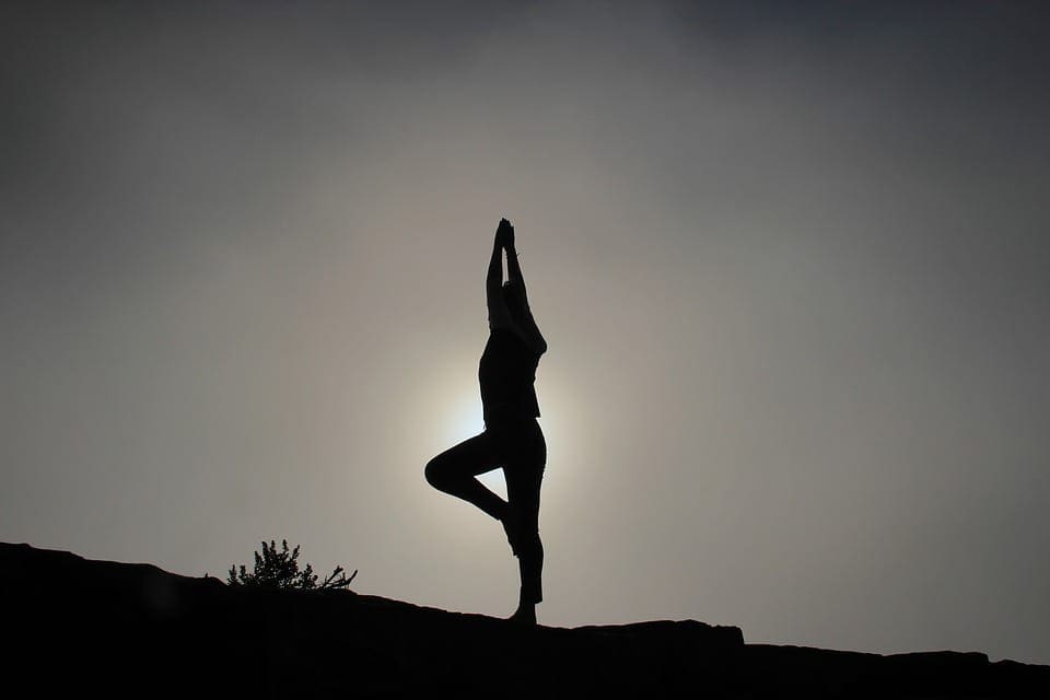 silhouette yoga posa in piedi