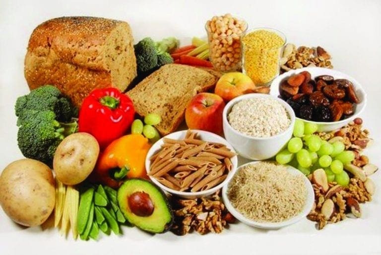 Immagine di vari gruppi alimentari e dei relativi nutrienti necessari per le malattie infiammatorie intestinali.