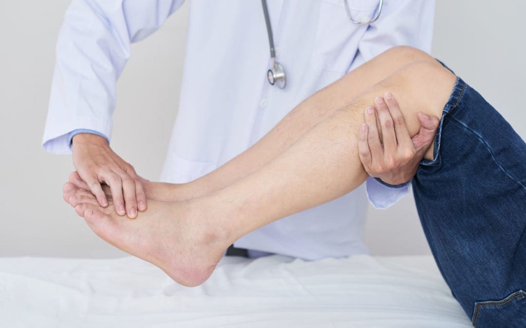La malattia degenerativa del disco può causare dolore ai nervi nei piedi