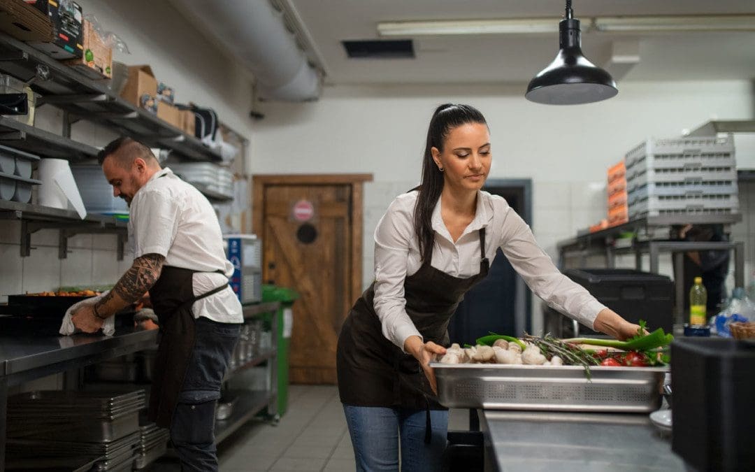 Lesioni alla spalla e alla mano da lavoro al ristorante